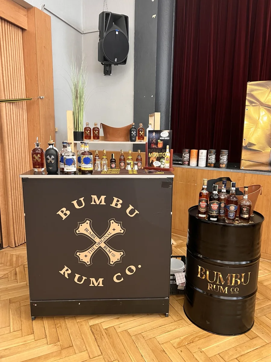 Mobilní bar v interiéru se zázemím pro barmany