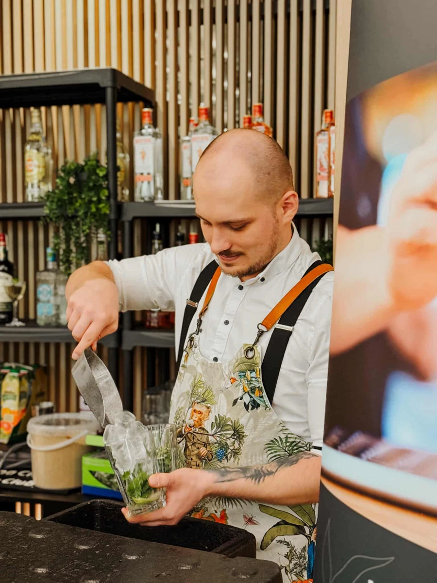 Miroslav Navrátil při přípravě koktejlu